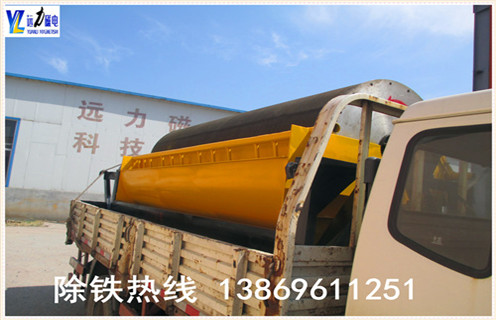 永磁筒式磁选机的磁包角角度多少合适,其实对于这个永磁筒式磁选机磁包角的问题,各个厂家的都不一样,一般为45度左右,下面我们就详细介绍下与磁包角相关的问题. 1.永磁筒式磁选机磁包角的磁系 1.1磁选机分离器工作区域的磁通密度的绝对值应尽可能高; 1.2磁力的径向分量尽可能大,切向分量尽可能地减小; 1.3确保磁场有足够的深度作用; 1.4在上述条件下,多极可以改善浓缩物的磁系.