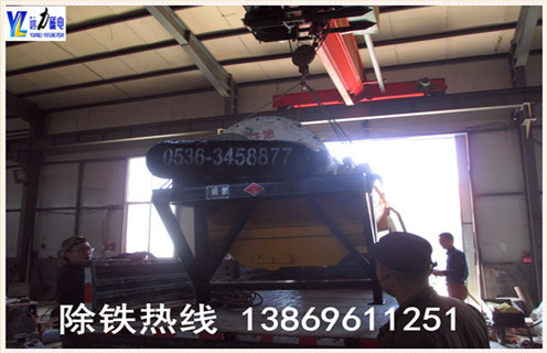 2.小型强磁磁选机的分选择效果好 行简单的华体会·官方版网站登录入口-华体会(中国)
. 采用磁分离专利技术还增加了分拣计划,提高分拣精度,无论硬矿石软,无论粗颗粒,细颗粒,所有类型的选矿机都可以自动调度,分选效果控制在许可范围内. 3.远力小型强磁磁选机创新产品 以烧结钕铁硼"管包裹动态半封闭磁性系统"专有技术为中间,开发了一系列干式磁选机,时间一直是定型产品的发展: 4.小型强磁磁选机的处理量及型号 CTG-620干滚筒式粗轧机(粗轧设备可用于丰富河砂,砂铁矿,铁矿石等)处置量:100-125t / h CTG-824干滚筒粗选机(粗机设备可用于丰富河砂,砂铁矿,劣铁矿等)处置能力:125-150t / h CTG-8180干滚筒粗轧机(粗轧设备可用于贫矿,尾矿,河砂,钢渣等)处置能力:50-80t / h