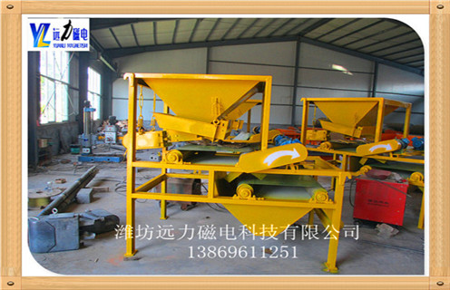 2.关于干式磁选机内部的杂物和润滑作用,设备主要是选铁工作,要定期的对设备内清理,如果发现底部有掉落的杂物料,要及时的清理,而且对轴承之间要及时的清楚杂物然后做好润滑作用,防止对其的损坏. 3.关于干式磁选机发热的情况,常见发热是电机的发热,或者是物料的处理方法不对,如果有此情况要及时的检查线路问题,看电压是否稳定,线路是否正常,如果有老化要更换,夏天是最容易发热的,对设备要做好避暑工作. 4.干式磁选机工作时产生强大的磁场,使其中杂铁会以极快的速度冲击本体,为保证冲击力不致对干式磁选机造成影响,安装有专利技术弹性悬吊装置,用于吸收冲击能量,远力磁电干式磁选机有效保护长期稳定的工作.