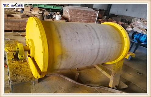 永磁滚筒选择对的厂家成就一番事业,在竞争力度日益激烈的选矿行业,仍旧有很多用户是以惨状的失败而告终,甚至是投资成本都收不回来.面对这种情况,不禁令人惋惜.是什么造就了一场场失败?是不懂.对选矿设备的使用技术与方法的不懂?作为一个磁选设备生产厂家,我们不得不一而再再而三的重复永磁滚筒设备的正确使用方法.进而让更多的人受益,让更少的悲剧产生. 1.永磁滚筒在使用中常由于一些故障或者操作不当导致效率低或者回收率低,这些问题技术专家一眼就可以看出来,如何进行正确的解决还是需要从源头做起.下面听听山东远力磁电的技术专家如何改进这些问题.